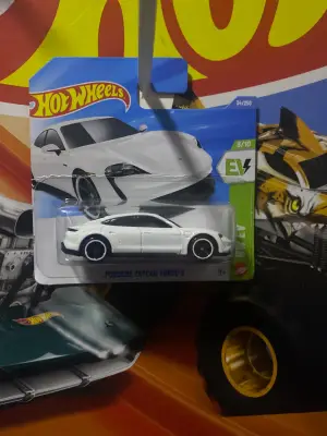 AutoArt Porshe taycan turbo s